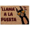 Felpudo llama letras en rojo: Llama a la puerta toc toc