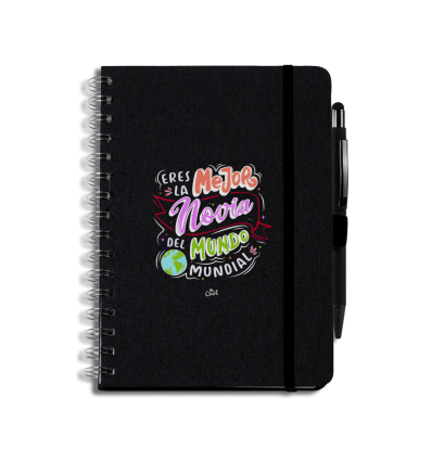 Libreta negra con bolígrafo